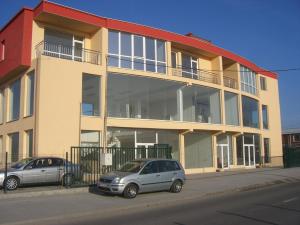 YagodovoにあるСтудио за четирима в село Ягодово, на 5 км от Пловдив и летище Крумовоの建物の前に駐車した車両2台