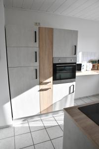 una cocina con refrigerador y estufa en Ferienappartment Lotte, en Lotte