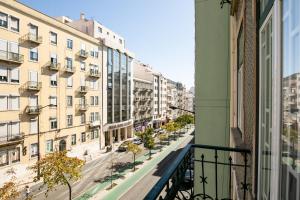 balkon z widokiem na ulicę miejską w obiekcie Lisboa 85 Suites & Apartments by RIDAN Hotels w Lizbonie