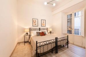- une chambre avec un lit, deux lampes et une fenêtre dans l'établissement Apartments Florence-4 bedroom in Pellicceria (sx), à Florence