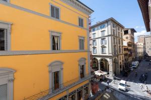 - une vue sur une rue de la ville avec des bâtiments dans l'établissement Apartments Florence-4 bedroom in Pellicceria (sx), à Florence