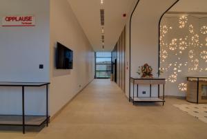 TV a/nebo společenská místnost v ubytování 7 Apple Hotel Nashik