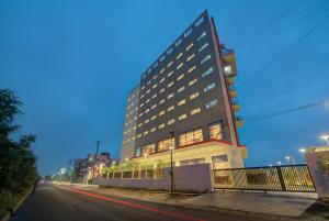 um edifício alto ao lado de uma rua em 7 Apple Hotel Nashik em Nashik