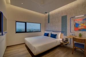 Postel nebo postele na pokoji v ubytování 7 Apple Hotel Nashik