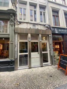 a store front with doors on a city street at TRIPLEX NEUVICE in Liège