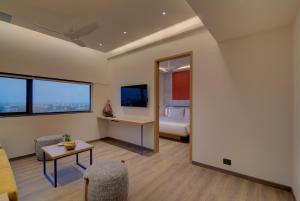 TV a/nebo společenská místnost v ubytování 7 Apple Hotel Nashik