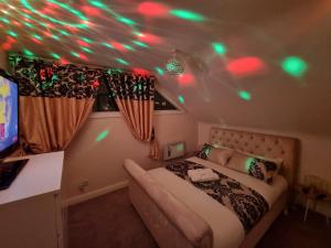 1 dormitorio con 1 cama con luces en el techo en *F43NH* Setup for your most relaxed & Cosy stay + Free Parking + Free Fast WiFi *, en Belle Isle