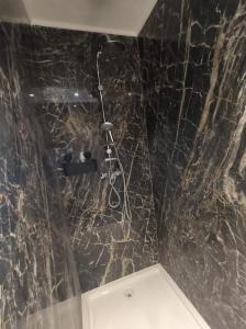 Ένα μπάνιο στο B96 central suite