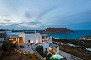 een huis met uitzicht op de oceaan bij Rising Sun - Natural Luxury near the beach, Paros in Molos Parou