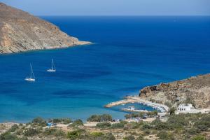 twee boten in een grote hoeveelheid water bij Rising Sun - Natural Luxury near the beach, Paros in Molos Parou