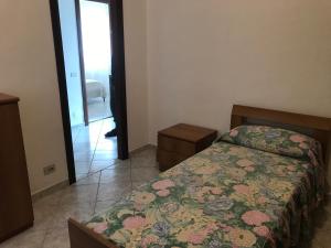 1 dormitorio con 1 cama, vestidor y puerta en Naborre&Felice Apartment, en Lodi Vecchio