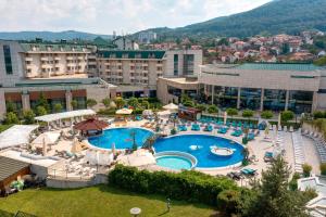un complejo con una gran piscina y edificios en A Hoteli - Hotel Izvor, en Arandjelovac
