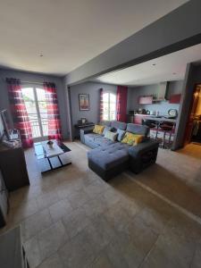 ein Wohnzimmer mit einem Sofa und einem Tisch in der Unterkunft La Bastide du Canal in Carcassonne