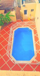 uma vista sobre uma piscina num pátio em فيلا بمسبح خاص درة العروس em Durat Alarous