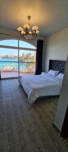 a bedroom with a bed with a view of the ocean at فيلا بمسبح خاص درة العروس in Durat Alarous