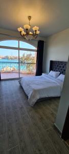 a bedroom with a bed with a view of the ocean at فيلا بمسبح خاص درة العروس in Durat Alarous +18 photos