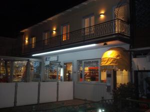 a building with a balcony on top of it at night at Hotel Gronda Lagunare in Tessera