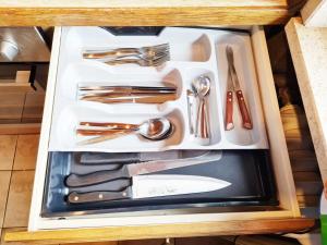 uma gaveta cheia de utensílios num armário em Calm located Penthouse in Langenloh em Petersaurach