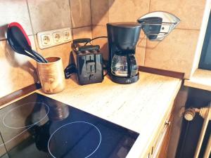 eine Küchentheke mit Kaffeemaschine und Toaster in der Unterkunft Calm located Penthouse in Langenloh in Petersaurach