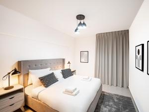 Rúm í herbergi á Soft touch & Spacious 2 Bed next to Metro