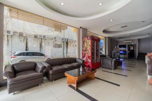 a living room with couches and a car in a room at RedDoorz at Jalan Gunung Sahari in Jakarta