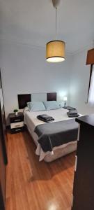 - une chambre avec un grand lit et une lumière dans l'établissement Apartamento Jarrillero, à Portugalete