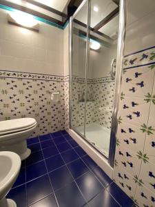 łazienka z prysznicem i toaletą w obiekcie San Giovanni Lovely Loft w Rzymie