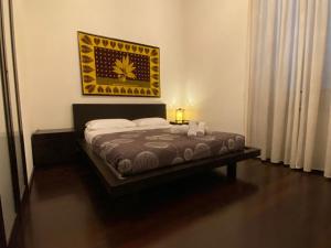 sypialnia z łóżkiem z obrazem na ścianie w obiekcie San Giovanni Lovely Loft w Rzymie