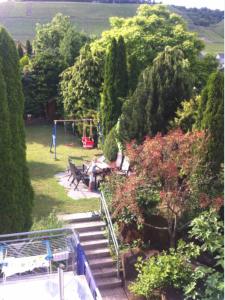 a group of people sitting on benches in a park at grosses Zimmer mit Bad und Garten in Privathaus hell, gemütlich, Massivholz in Winningen