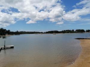 une grande étendue d'eau avec un quai sur une plage dans l'établissement Mzingazi Accommodation, à Richards Bay