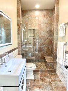 uma casa de banho com um chuveiro, um lavatório e um WC. em Elegance & Charm 27 Steps To Old Christ Church em Pensacola