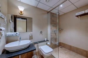 德瓦尔卡Guruprerna Beacon Resort, Dwarka的带水槽、马桶和淋浴的浴室 更多13张照片