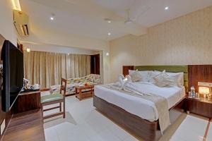 Guruprerna Beacon Resort, Dwarka的电视和/或娱乐中心
