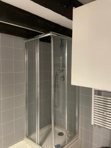 eine Dusche mit Glastür im Bad in der Unterkunft Ca' Sant'Aponal 2 in Venedig