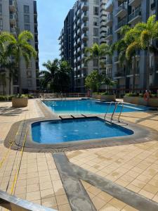 uma piscina no meio de um prédio em Telly's Studio Across NAIA3 em Manilla