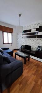 sala de estar con sofá y mesa en Apartamento Jarrillero, en Portugalete