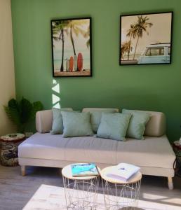 un soggiorno con divano e 2 tavoli di Beach Hut * Green oasis with private patio 10 min to Palais & beaches * Pet Friendly a Cannes