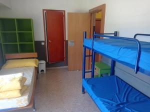 普拉諾萊斯的住宿－Planoles Xanascat，带两张双层床和一扇门的房间