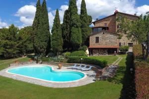 een zwembad in de tuin van een huis bij Casa Fiore in Passignano sul Trasimeno