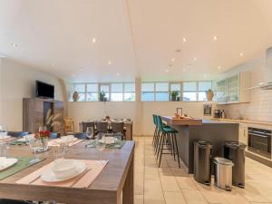 eine Küche und ein Esszimmer mit einem Tisch und Stühlen in der Unterkunft Farmhouse in the Achterhoek with hot tub and beach volleyball in Megchelen