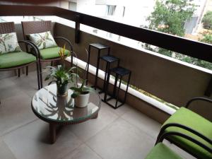a balcony with chairs and a table and a window at Lorena Residência- aptos-44 - 72 - 125 in São Paulo