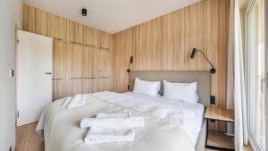 Un pat sau paturi într-o cameră la Bałtycki Apartamenty, Sun & Snow