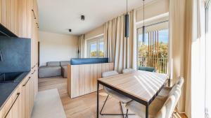 Un televizor și/sau centru de divertisment la Bałtycki Apartamenty, Sun & Snow