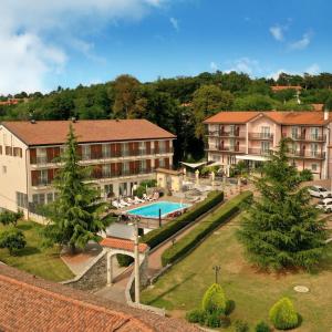 einen Luftblick auf ein Resort mit einem Pool in der Unterkunft Boutique Hotel Grahor in Sežana