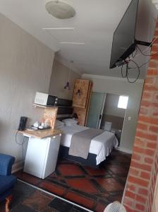 1 dormitorio con 1 cama y TV de pantalla plana en B and B Sandton, en Johannesburgo