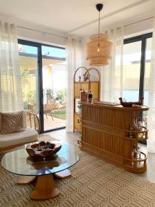 Posedenie v ubytovaní Great outdoor living steps away from the beach
