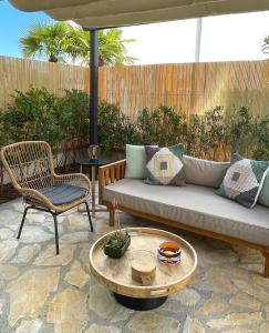 Posedenie v ubytovaní Great outdoor living steps away from the beach