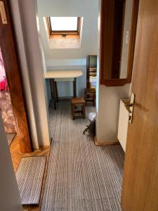 ズラティボールにあるApartman Vujovicのテーブル付きの部屋への開放ドア