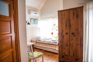 Mikolajewo的住宿－Ostoja Wigierski，一间小卧室,配有一张床和一扇木门