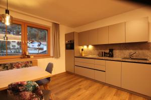 Kuchyňa alebo kuchynka v ubytovaní Schlagalm Appartement Zillertal FUZ100